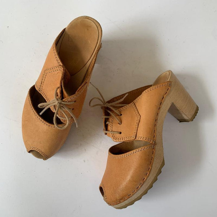 Vintage high heel in Natural, Size 6 (70% off)