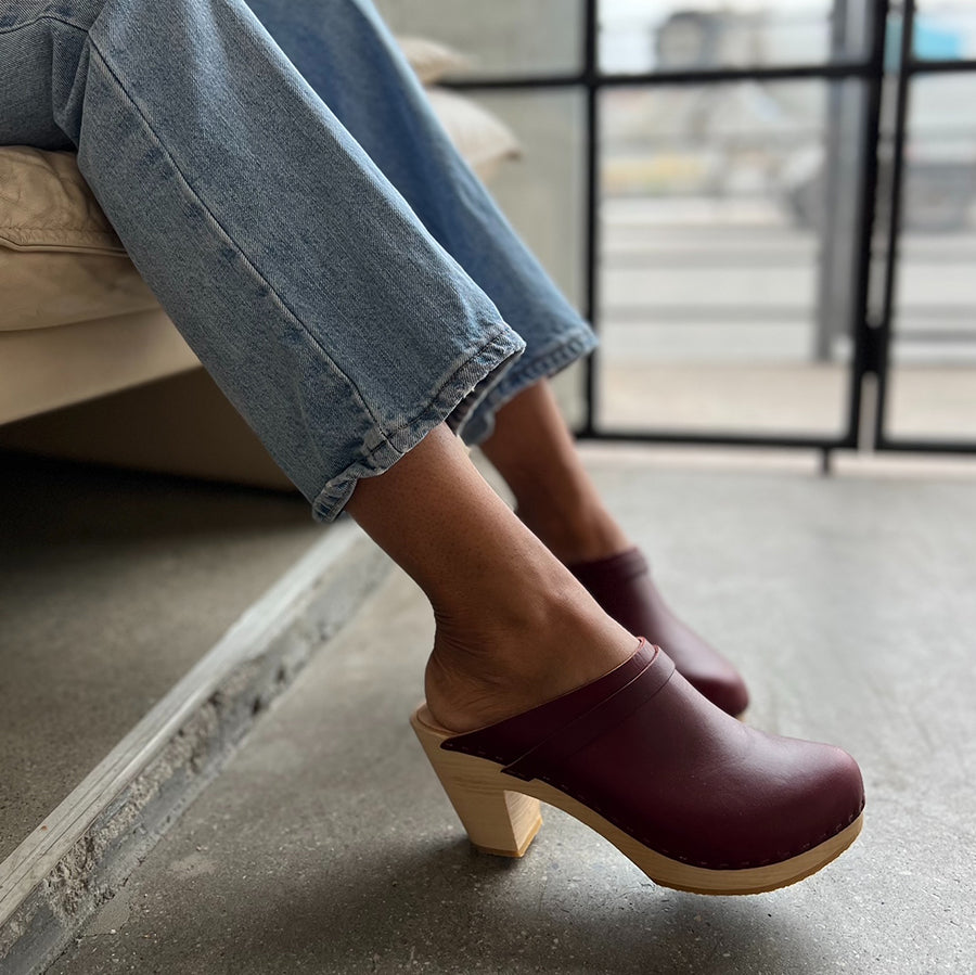 Burgundy clogs clearance