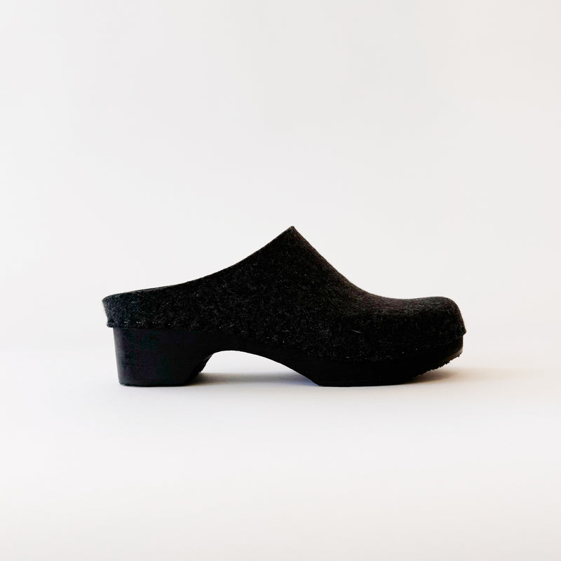 Wrap Worker Clog in Heather Black Felt