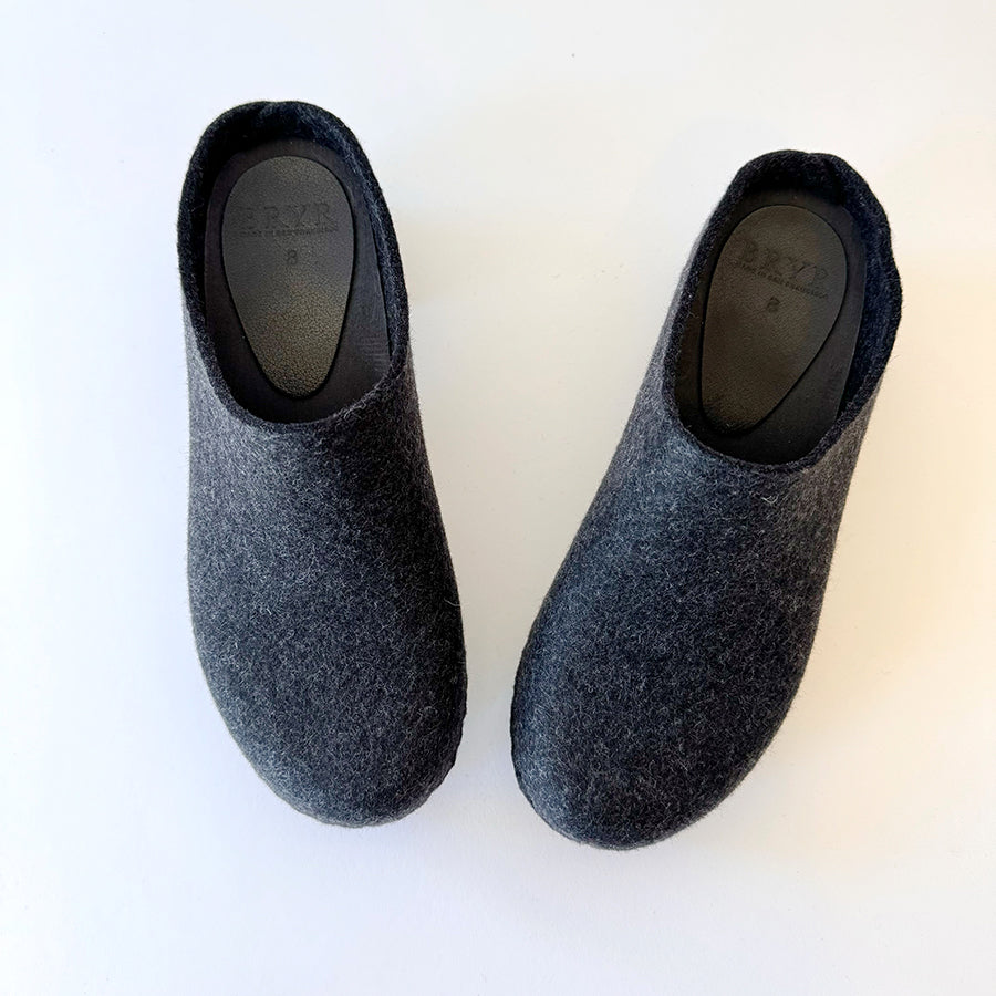 Wrap Worker Clog in Heather Black Felt